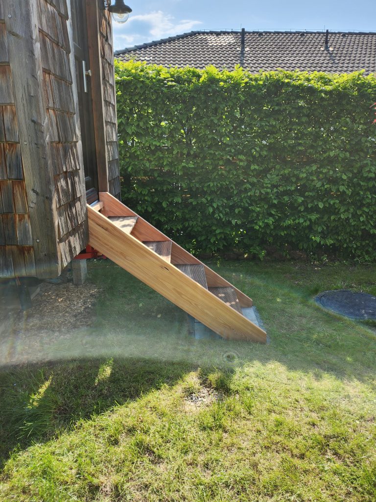 Treppe an einem Zirkuswagen