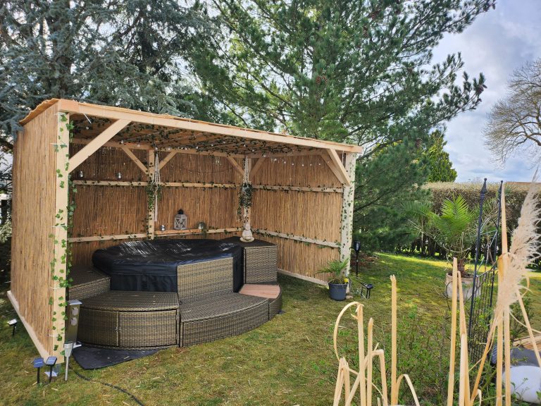 Whirlpool mit Unterstand