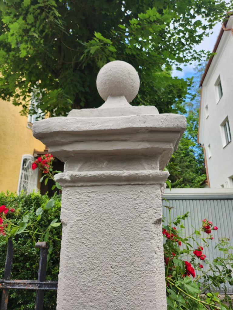 Restaurierte alte Säulen