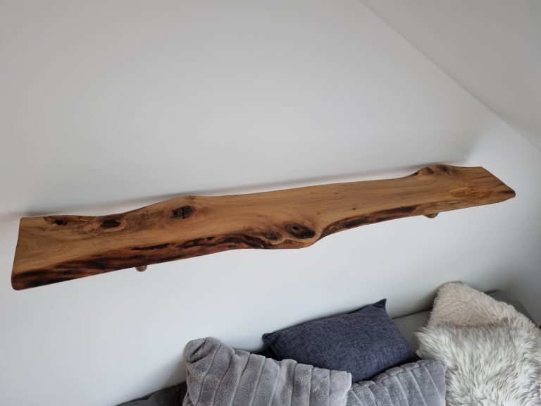 Wandregal mit Baumkante